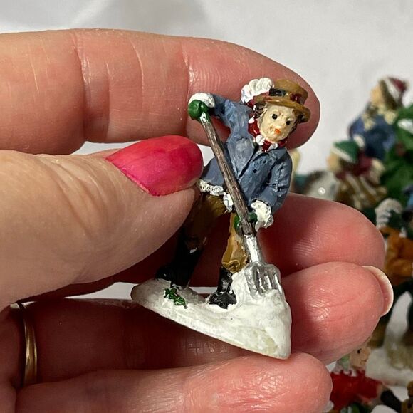 VTG Cobblestone Corners Country lot of 9 characters & lamp,1 lamp top broke - Picture 5 of 12